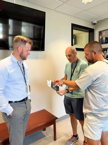 Darren Harrison conversa com Robert Morgan, controlador que o orientou durante a aproximação