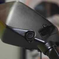 El timo de los retrovisores ya está en España. Si ves el espejo de tu moto girado, ten cuidado: podrían querer robártela 