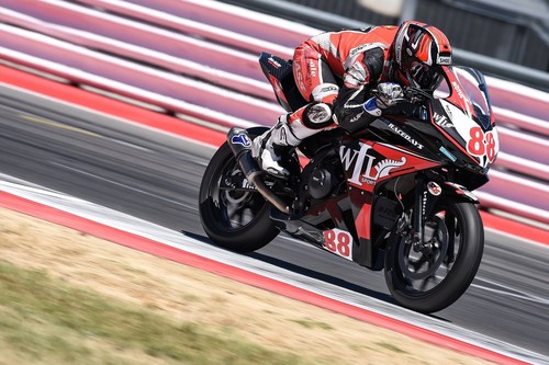 Mika Pérez triunfa en Misano y aprieta la clasificación de Supersport 300