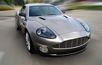 Aston Martin Vanquish V12 por fuera, Ford Mustang por dentro