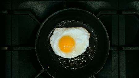 Adiós a los huevos estrellados pegados a la sartén: solo tienes que espolvorear este ingrediente antes de agregarlos