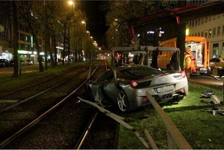 Dolorpasión™: Ferrari 458 Italia que se cree tranvía, pero no