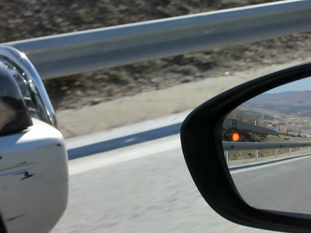 Cuando el todoterreno adelanta al Citroën DS4 el sistema de ángulo muerto avisa de su presencia