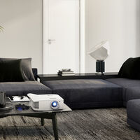 Móntate tu propia sesión de cine en casa (incluso a plena luz del día) con este proyector a mitad de precio