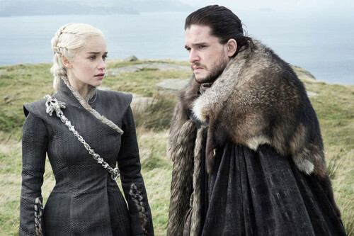 En El Caballero de los Siete Reinos salen muchos Targaryen, ¿con cuál de todos ellos están relacionados Daenerys y Jon Nieve?