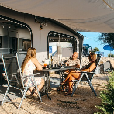 Para ir de acampada o a la playa esta nevera portátil eléctrica mantiene las bebidas frías y ahora la tenemos por 42 euros menos