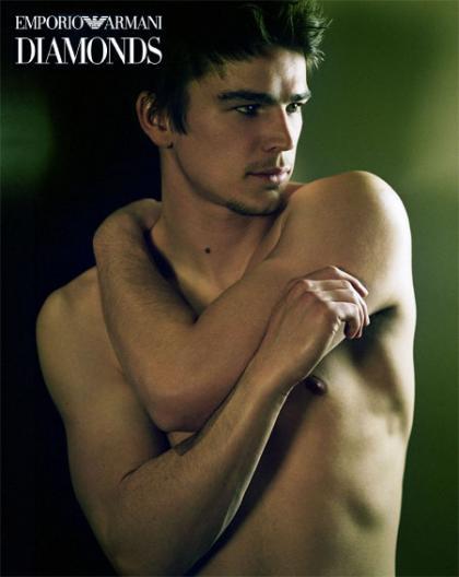 Josh Harnett, un diamente para Armani