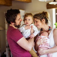 El 64 % de los padres españoles cree que las responsabilidades del cuidado del bebé se distribuyen equitativamente en la pareja