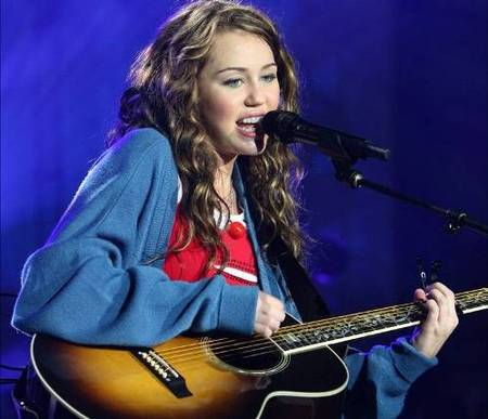 Miley Cyrus ahorra para sus padres