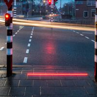 Los teléfonos móviles se han convertido en un problema de seguridad vial porque los peatones no levantan la cabeza. La solución: poner semáforos en el suelo