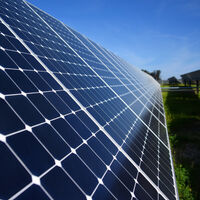 China está tirando los precios de los paneles solares para aniquilar la competencia. Mañana podría pasar con el coche eléctrico 