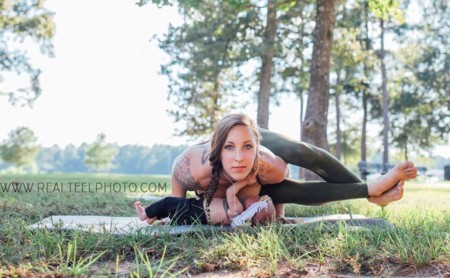 Increíbles posturas de yoga... amamantando a su bebé