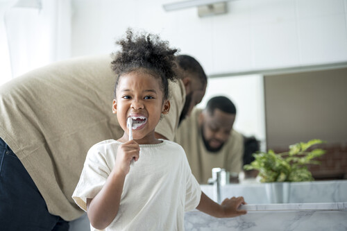 Criança escovando os dentes. Créditos: Nitat Termmee/Getty Images
