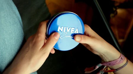 La Ocu Y Los Dermatologos Coinciden Tras Dos Semanas De Uso La Nivea De Lata Azul Ha Demostrado Su Capacidad De Hidratacion Que Consideramos De 4 Estrellas