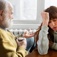 Con padres mayores, nuestra generación tiene un gran problema de salud mental a la vista: el síndrome del cuidador quemado 