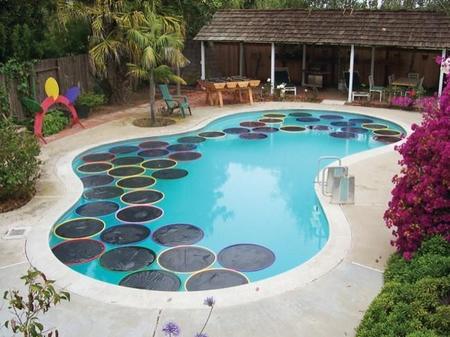 Los niños ya se pueden bañar en la piscina con el agua calentita