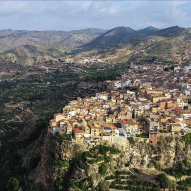 Es de los pueblos más bonitos de España pero desconocido para la mayoría: la joya al borde de un acantilado con momias y vistas de cine 