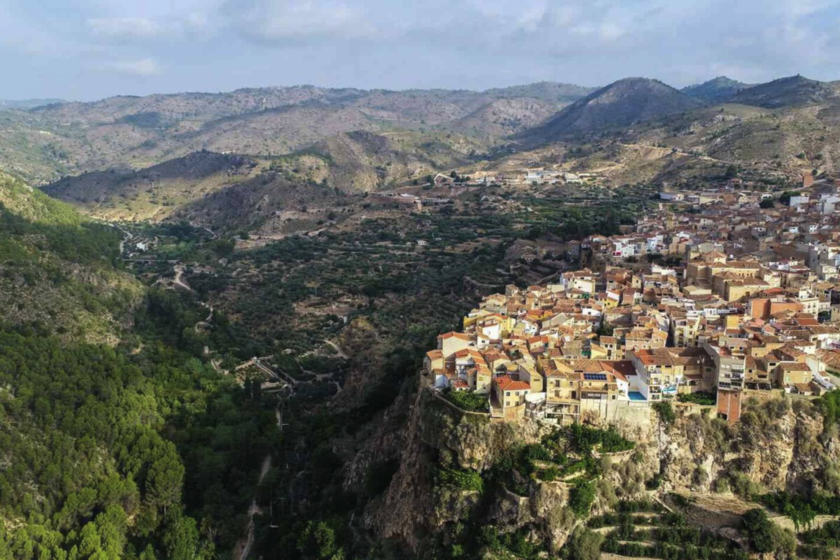 Es de los pueblos más bonitos de España pero desconocido para la mayoría: la joya al borde de un acantilado con momias y vistas de cine