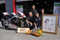 El Technomag-CIP hace entrega de una moto a los padres de Shoya Tomizawa