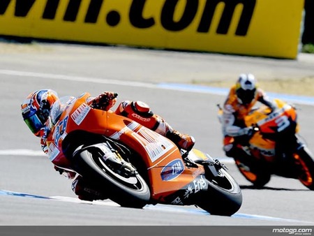 Casey Stoner por delante de Dani Pedrosa