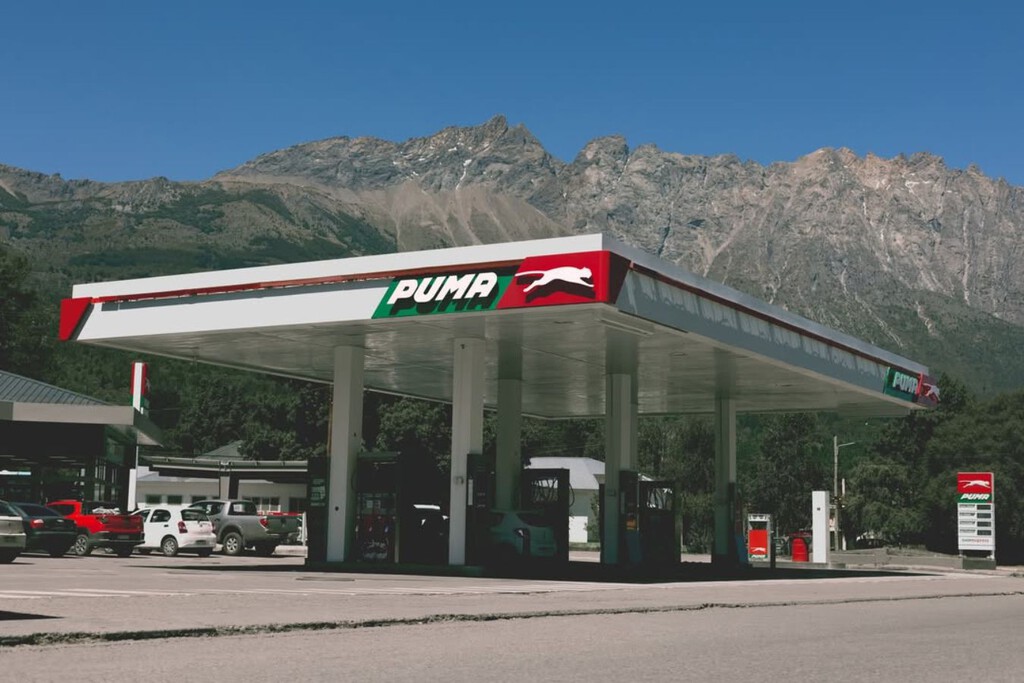 Los precios de nafta y gasoil subieron un 5% en Puma, Shell y Axion, mientras YPF evalúa qué hacer: rebote del mercado volátil en Argentina 