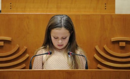 "Tengo ocho años y soy transexual", el emotivo discurso de Elsa en la Asamblea de Extremadura sobre la diversidad