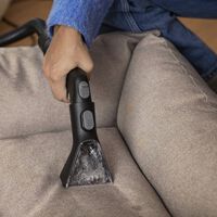 He estado probando la lava aspiradora de Karcher. Me ha convencido de que la tapicería del coche está sucia aunque crea que está limpia 