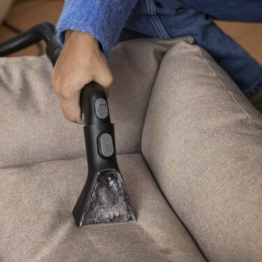 He estado probando la lava aspiradora de Karcher. Me ha convencido de que la tapicería del coche está sucia aunque crea que está limpia 