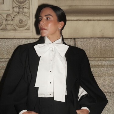 Mango firma las americanas más especiales y bonitas para vestir bien con camisa blanca, vaqueros minimalistas y mocasines