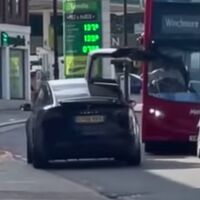 El conductor de un Tesla Model X la lía parda en Londres: circula con la puerta abierta e impacta contra un autobús