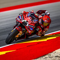 Marc Márquez le roba la cartera a Marco Bezzecchi en la salida para mantener su pleno en las Sprint de Aragón 