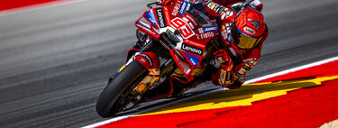 Marc Márquez le roba la cartera a Marco Bezzecchi en la salida para mantener su pleno en las Sprint de Aragón 