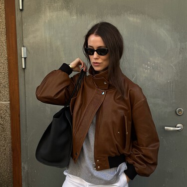 Zara vende las chaquetas midi más elegantes y cómodas ideales para hacer match con el efecto layering en entretiempo 