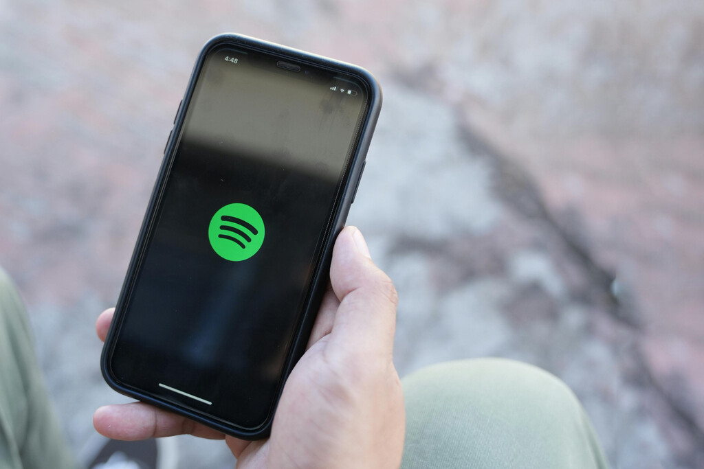 Spotify afirma que Apple está frenando la última actualización de su app. La que incluye links para suscribirse desde la web 