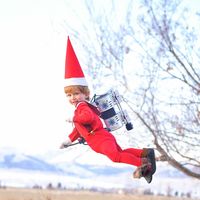 Una padre de seis hijos recrea la tradición de "Elf on the shelf" con su bebé de 15 meses, un año más