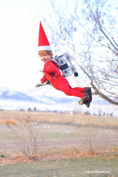 Una padre de seis hijos recrea la tradición de "Elf on the shelf" con su bebé de 15 meses, un año más