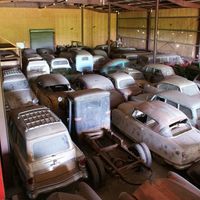 Este ranchero de Texas quería abrir un museo, pero ha decidido vender su colección de 700 coches... ¡DeLorean incluido!