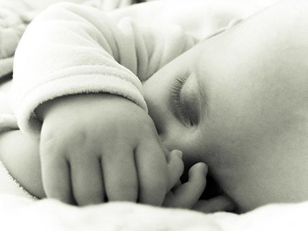 Si entendemos que los bebés nos necesitan de día, ¿por qué no entendemos que nos necesitan de noche?