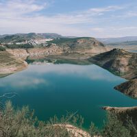 A principios de los 2000, alguien echó un siluro al mayor pantano de Andalucía. Acto seguido, la pesca se desplomó un 76% y sigue sin recuperarse 