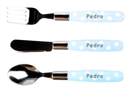 Cubiertos con el nombre del bebé