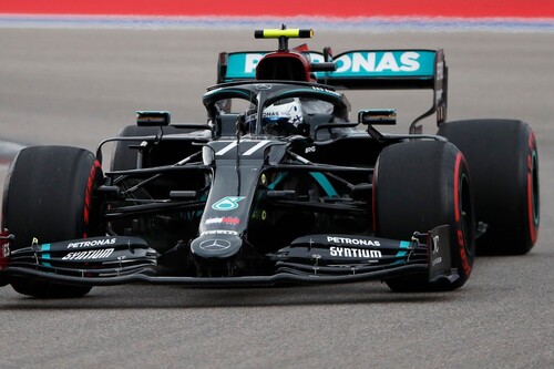 Valtteri Bottas aprovecha las penalizaciones de Lewis Hamilton para negarle el récord y ganar en Rusia