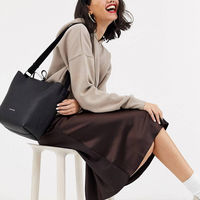 Este bolso reversible de Calvin Klein es el perfecto 24/7 y está rebajado en ASOS: por 86,99 euros y envío gratis