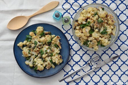 Ensalada templada de coliflor con salsa césar ligera: receta saludable ideal para cenar