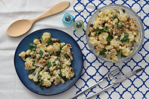 Ensalada templada de coliflor con salsa césar ligera: receta saludable ideal para cenar