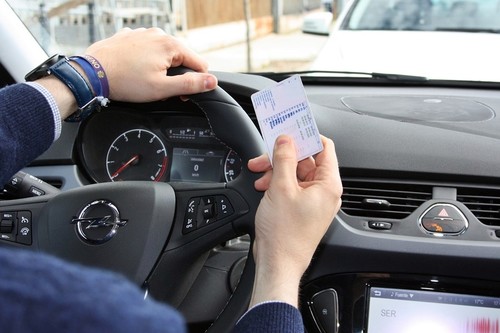 Una anciana lleva 54 años conduciendo sin carnet, y es el reflejo de una sociedad irresponsable al volante