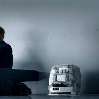 Llega a México la aspiradora con alma de dron: barre, trapea, se limpia sola y tiene cámaras de ojos de pez