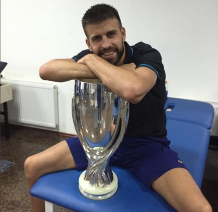 Milan Piqué ya levanta copas, como papá