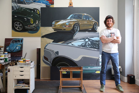 "Sueño con conducir algún día un Porsche 917". Entrevistamos a Manu Campa, el pintor que convierte coches en obras de arte