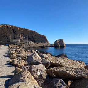 Un paseo marítimo con vistas al mar, pescadito frito y calas de arena dorada: el pueblo pesquero del Mediterráneo para descubrir en primavera 