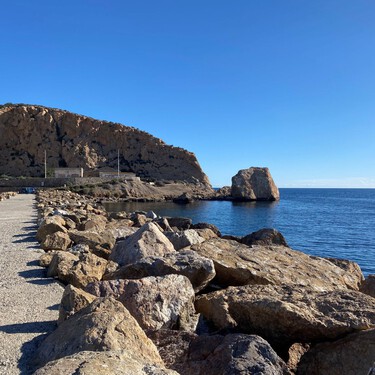 Un paseo marítimo con vistas al mar, pescadito frito y calas de arena dorada: el pueblo pesquero del Mediterráneo para descubrir en primavera 
